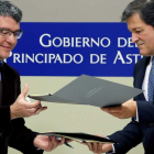 Álvaro Nadal y Javier Fernández firman el convenio marco, ayer, en Oviedo. J.L. CEREIJIDO