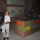 El voluntario Luis Fernando Sánchez transporta una bolsa con tapones solidarios. CAMPOS