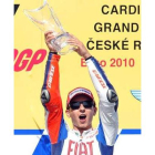 Jorge Lorenzo celebra el primer puesto conseguido en el circuito de Masaryk de Brno.