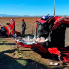 Estado del vehículo tras el accidente mientras los sanitarios tratan de reanimar al fallecido. BOMBEROS DE LEÓN