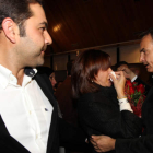 Jacobo, hijo de Antonio Canedo, observa a su madre, la viuda del político, Elisa Alba, consolada anoche en Camponaraya por José Luis Rodríguez Zapatero.