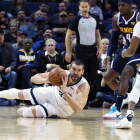 Marc Gasol captura un balón desde el suelo.