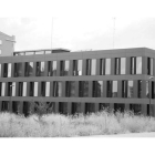 Imagen de archivo del edificio rojo de Eras de Renueva, que ha tenido diferentes fines desde su construcción.