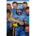 Fernando Alonso bromea con su equipo tras el triunfo en Hungaroring