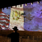 Las murallas de la vieja ciudadela de Jerusalén se adornaron esta noche con banderas de Guatemala.