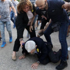 Butaris, en el suelo, tras ser agredido.