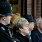 Un policía británico se suma al minuto de silencio en Liverpool por el asesinato de Bigley