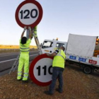 Operarios de la empresa de mantenimiento cambian las señales ayer en la León-Benavente.