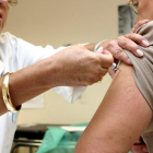 Una mujer recibe la vacuna contra el neumococo.