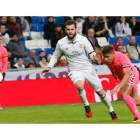 Ángel Bastos se mostró muy intenso durante todo el partido, como muestra la imagen frente al madridista Nacho. RAMIRO/MARCIANO