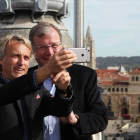 Jesús Calleja se hace un selfie con ANtonio Silván en la terraza del Ayuntamiento