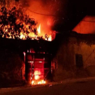 Una imagen obtenida por un vecino del incendio de la finca. DL