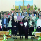 Perpetua López Díaz (en el centro) rodeada por su familia en la iglesia de San Justo de los Oteros.