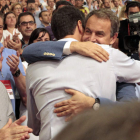 Sánchez abraza a Zapatero, ante Méndez y González.
