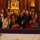 En el centro, sentada, la centenaria rodeada de familiares y amigos.