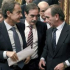Zapatero, Valeriano Gómez, y José Antonio Alonso, durante el pleno del Congreso.