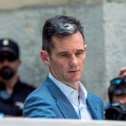 Urdangarin a su salida de la Audiencia tras recoger la orden de ingreso en prisión. CATI CLADERA