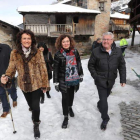 La consejera de Cultura, con el resto de asistentes a la firma, ayer, en Peñalba.