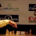Anand, a la izquierda, jugando el año pasado con Carlsen, conocido como el «Mozart del ajedrez»