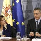 Soraya Sáenz de Santamaría y Alberto Ruiz-Gallardón, tras el Consejo de Ministros.