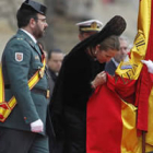 La infanta Doña Elena ejerció como madrina en el acto de entrega de la bandera a la Guardia Civil.