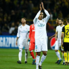 Raphael Varane aplaude tras la victotira del Madrid ante el Dortmund.