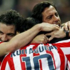 Jugadores del Atlético y su técnico celebran el triunfo.