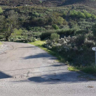 Acceso a la localidad de Sorbeira, en el municipio de Candín, en el que actuará la Diputación.