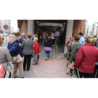 Grupo de usuarios a la entrada del hogar del pensionista de Ponferrada, el único de la comunidad que contaba con plaza médica.
