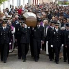 Numerosos compañeros de la joven policía asesinada encabezaron la comitiva del funeral