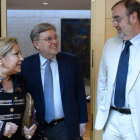 Los procuradores Valdeón y Fernández Santiago conversan con el consejero Rey. NACHO GALLEGO