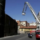 El camión de los bomberos permitió a los expertos llegar a las zonas innacesibles de la muralla