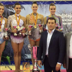 Las gimnastas leonesas en el podio junto a su entrenadora Ruth Fernández y dos dirigentes