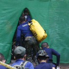 Uno de los buceadores entra en la cueva