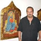 Fernando Honrado, con una de sus obras que se pueden ver en la exposición