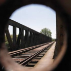 Una vista de la línea ferroviaria a su paso por Cebrones, poco antes de llegar a La Bañeza.