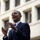Barack Obama, ante la sede del FBI en Washington, durante el acto de presentación del nuevo director de esta agencia, el lunes.