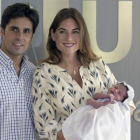 Francisco Rivera y Lourdes Montes posan con su hija Carmen, a las puertas del hospital donde nació en Sevilla, el pasado agosto.