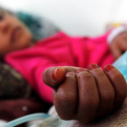 Una niña con desnutricion recibe tratamiento medico en la sala de emergencias de un hospital de Saná.