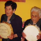 Clemencia y Tomasa posan orgullosas con sus panderetas.