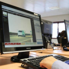 Un empleado desempeñando sus funciones en el Centro Estatal de Tramitación de Denuncias Automatizadas (Centro Estrada), en una imagen de archivo.