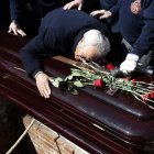 El actor Giancarlo Viola, se abraza al ataúd de la actriz en el cementerio, al que acudieron cientos de admiradores.