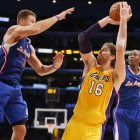 Pau Gasol intenta un tiro rodeado por Griffin y Crawfors, de los Clippers, esta madrugada en Los Ángeles.