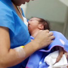 Una adolescente amamanta a su bebé en Caracas. RODOLFO GUTIÉRREZ