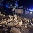 El vehículo impactó contra el muro derribándolo y sufriendo importantes daños. Sus ocupantes debieron ser trasladados al Complejo Hospitalario de León. BOMBEROS DE LEÓN