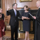 Brett Kavanaugh jura su cargo como nuevo juez del Tribunal Supremo de EEUU junto a su familia.
