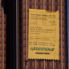 La pancarta de casi 300 metros cuadrados que ha desplegado Greenpeace en la fachada de las torres de Colón.