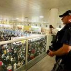 Policías armados vigilan a los pasajeros concentrados en el aeropuerto londinense de Gatwick