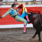 Momento de la cogida al leonés Javier Castaño.