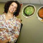 Ana Gaitero posa en las dependencias de Diario de León junto al logotipo del centenario del periódic